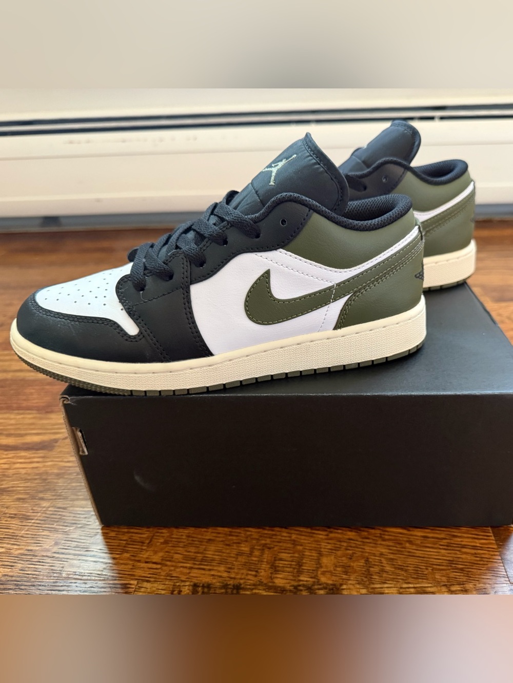 Nike Jordan 1 Low GS
"BLACK TOE MEDIUM OLIVE"
